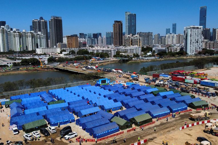 Een tijdelijke brug maakt de aanvoer van materiaal en personeel mogelijk naar een noodopvang voor coronapatiënten in Hongkong.  Beeld Reuters