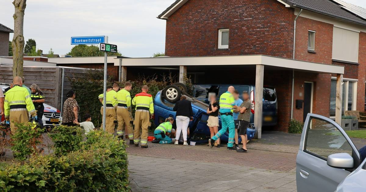 Auto landt bij botsing ondersteboven op stoep in woonwijk Nistelrode.
