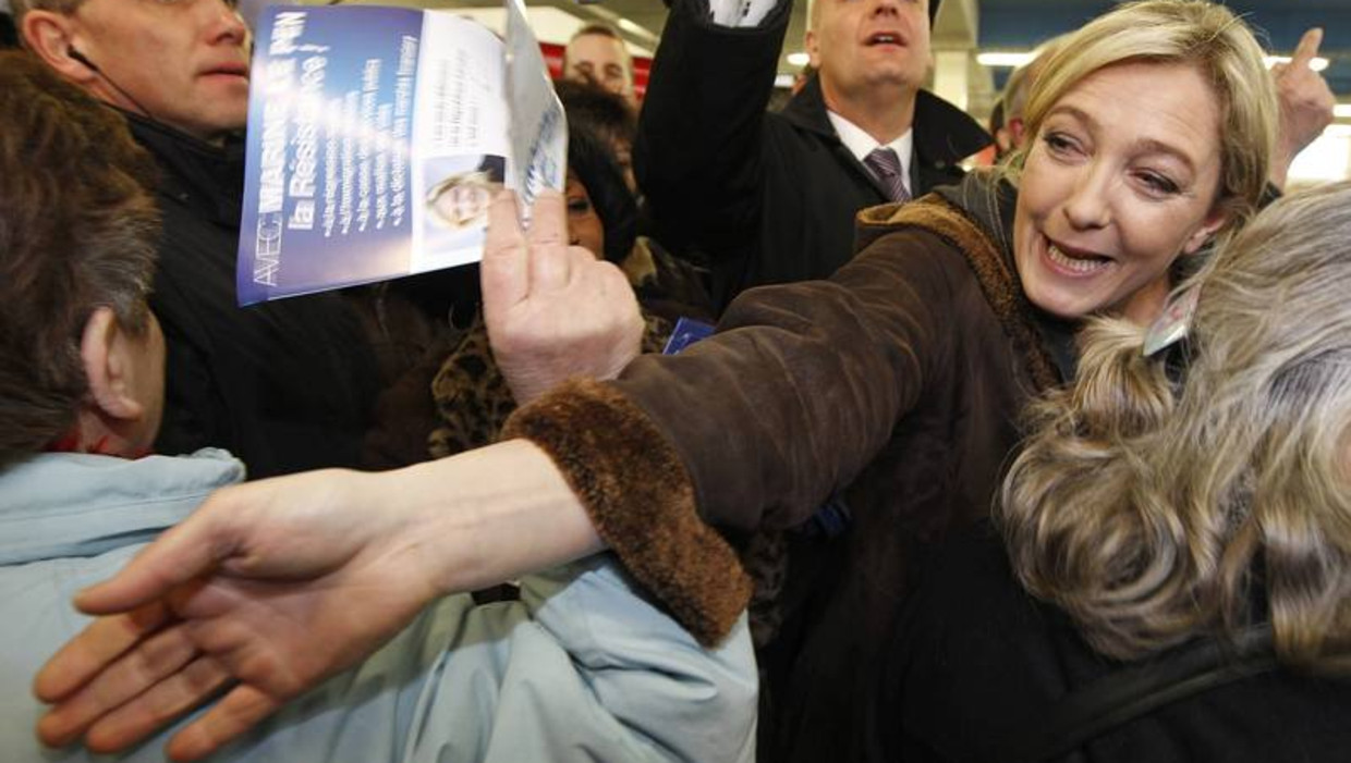 Marine Le Pen op campagne voor lokale verkiezingen in Straatsburg. Beeld reuters