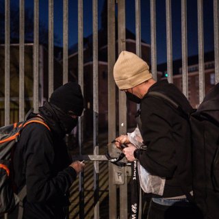 XR blocks access to Amsterdam high schools with glue and chain locks: classes cancelled at IVKO