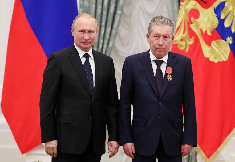 De Russische president Vladimir Poetin en Ravil Maganov, voorzitter van de raad van bestuur van de Russische oliereus Lukoil. Beeld AFP