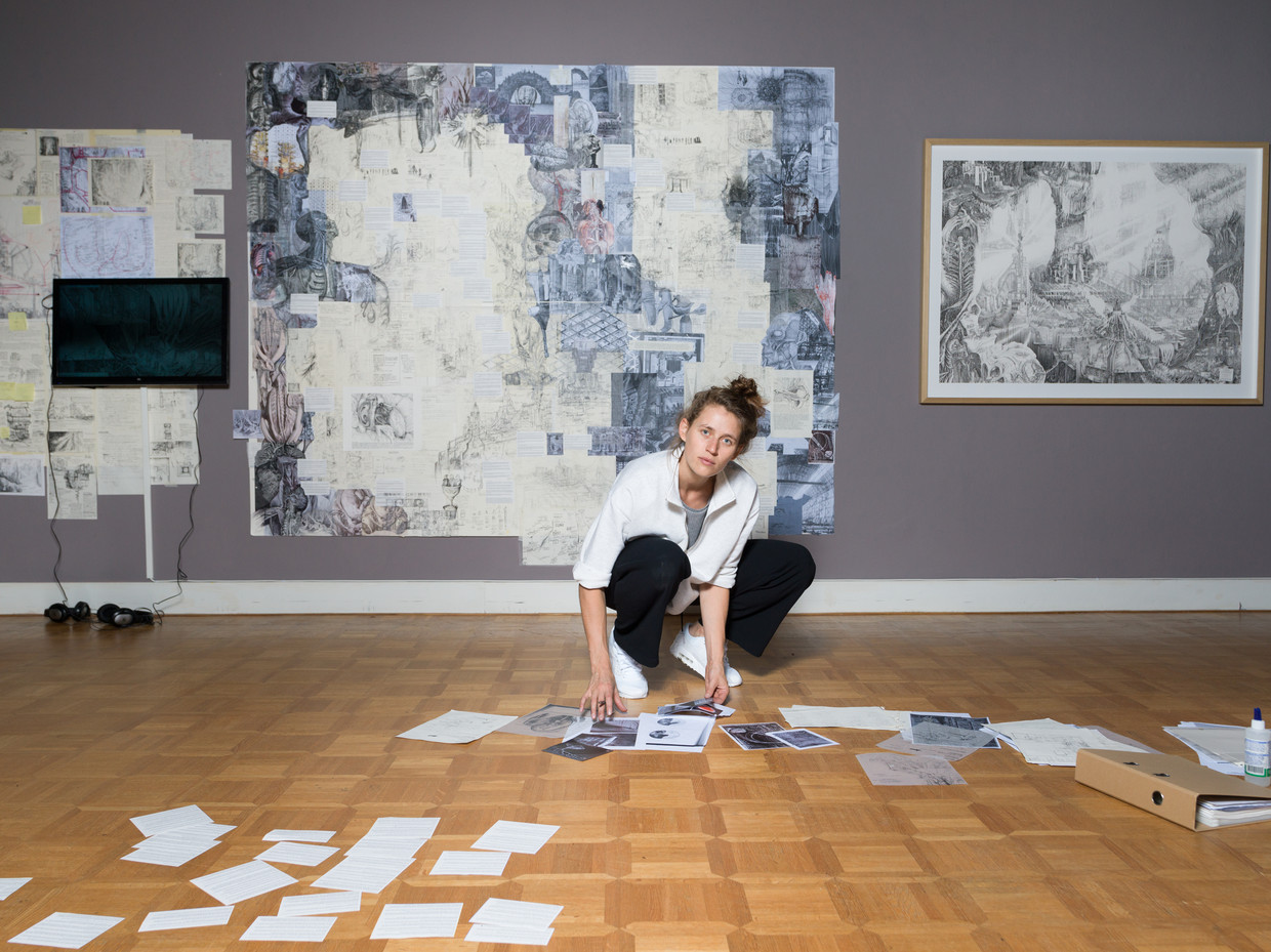 Carlijn Kingma aan het werk aan haar expositie in het Rijksmuseum Twenthe Enschede Beeld Ivo van der Bent
