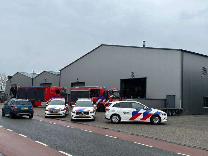 Hulpdiensten ter plaatse in Nijverdal na een ongeluk aan de Industrieweg