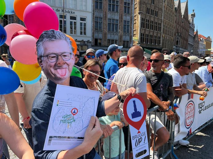 Er wordt ook actie gevoerd op de Brugse Markt. Burgemeester Dirk De fauw krijgt ervan langs.