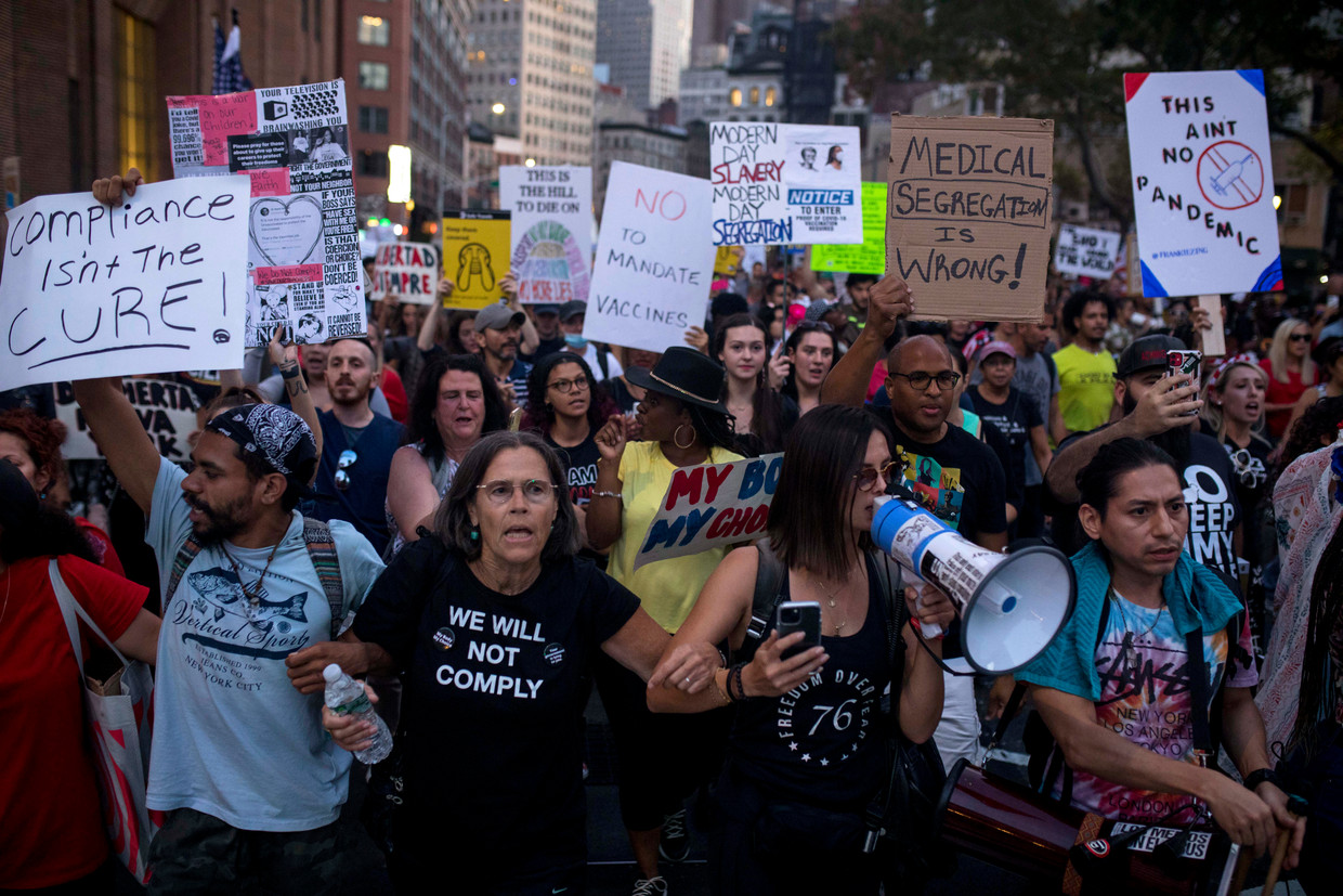 Zorgmedewerkers en docenten demonstreren op Manhattan tegen de vaccinatieplicht die voor hen in New York geldt.	 Beeld Dave Sanders / The New York Times