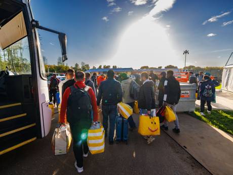 Vluchtelingen uit Groningse opvanglocatie blijven langer in Biddinghuizen