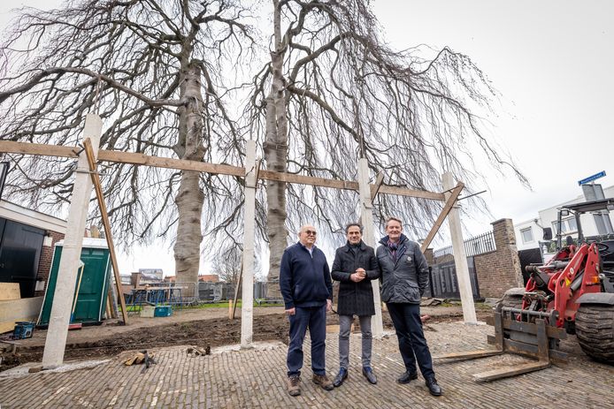 De joods begraafplaats krijgt dit jaar zijn vertrouwde gezicht terug. De monumentale muur wordt herbouwd en ook de twee treurbeuken zijn gereanimeerd. Tot genoegen van (vlnr) Loek Mendels, Eléon de Haas en Erik Timmer.