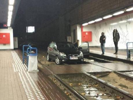 Une automobiliste se retrouve bloquée dans la station prémétro Lemonnier
