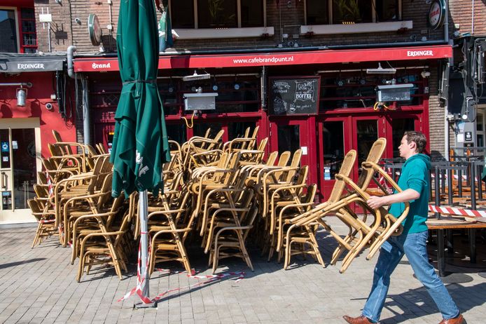 In Tilburg maakt de horeca zich klaar voor de opening van de terrassen op woensdag.