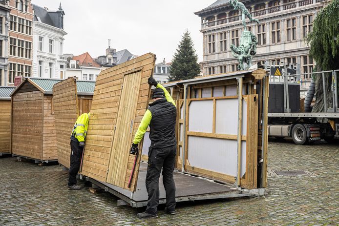 Illustratiebeeld: de opbouw van de kerstmarkt in Antwerpen. Harelbeke neemt het zekere voor het onzekere en kiest voor een wandeling.