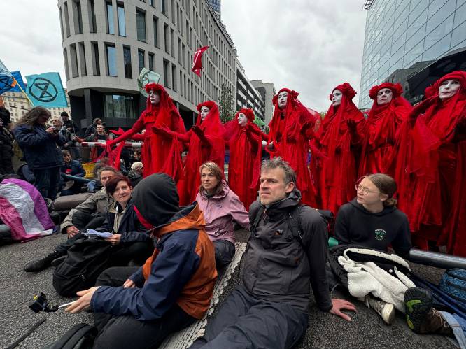 Activisten Extinction Rebellion blokkeren Belliardstraat in Brussel: “Europese instellingen schuldig aan misdaad tegen de menselijkheid