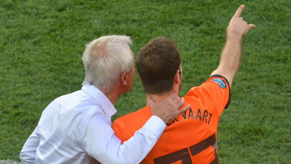 Rafael van der Vaart geïnstrueerd door Bert van Marwijk voor zijn invalbeurt tegen Denemarken. Beeld afp