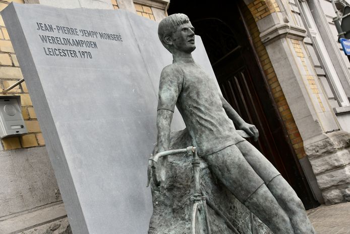 Van het standbeeld, gewijd aan de overleden wereldkampioen Jean-Pierre ‘Jempi’ Monseré’, naast de ingang van het wielermuseum KOERS in Roeselare, werd de helft van het stuur afgebroken.