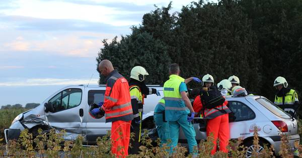 N264 tussen Uden en St. Hubert dicht door ongeval tussen auto en busje