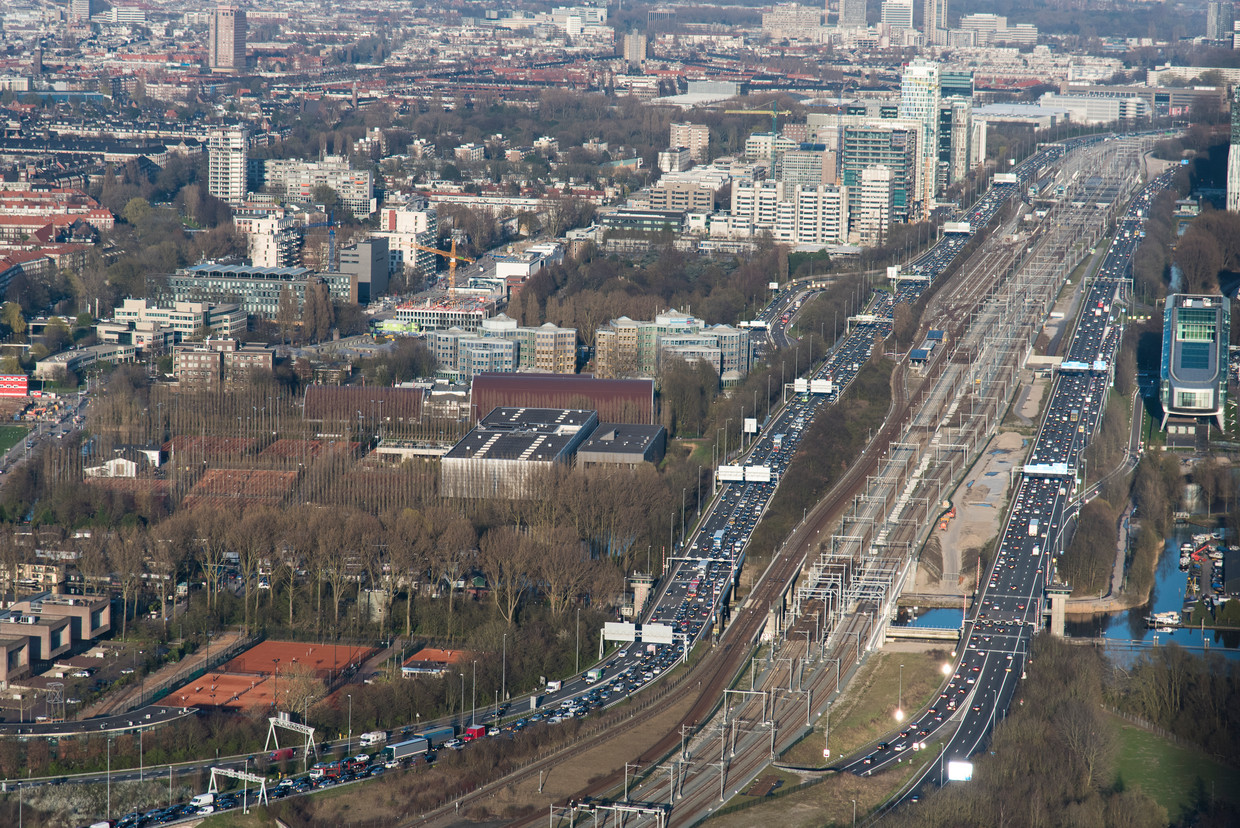Files op de ring A10 rond Amsterdam in de richting van de A4. Beeld ANP