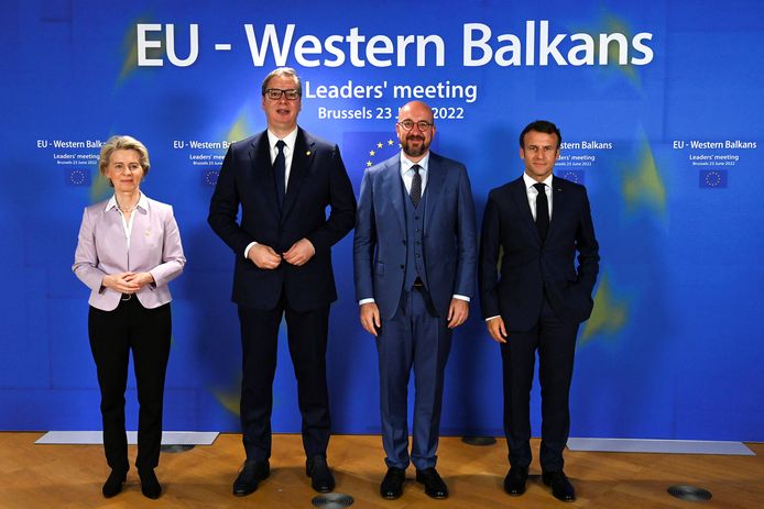 Ursula von der Leyen met de Servische president Aleksandar Vucic, de Franse president Emmanuel Macron en Charles Michel, voorzitter van de Europese Raad, voorafgaand aan de EU-top.