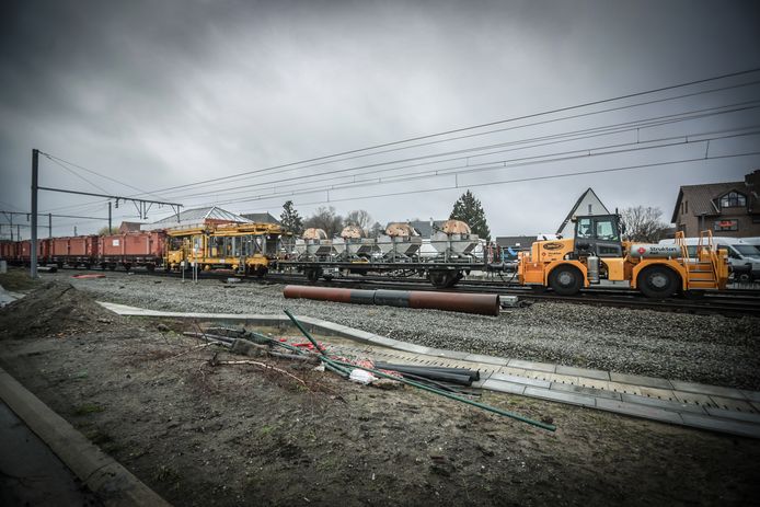 Een werktrein (archieffoto als illustratie) werd naar Poperinge gestuurd, om de bovenleiding te herstellen.