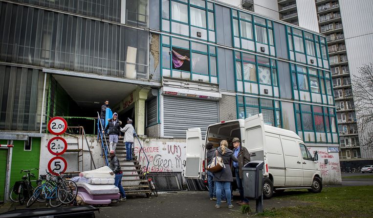 Bewoners van de Vluchtgarage verhuizen hun spullen eerder dit jaar. Vluchtelingen woonden daar tot het gerechtshof in Amsterdam bepaalde dat de gekraakte parkeergarage mocht worden ontruimd. Beeld ANP