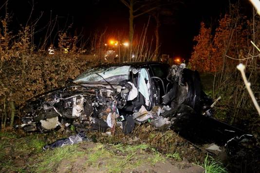 Van de auto bleef na het ongeluk niet veel over.