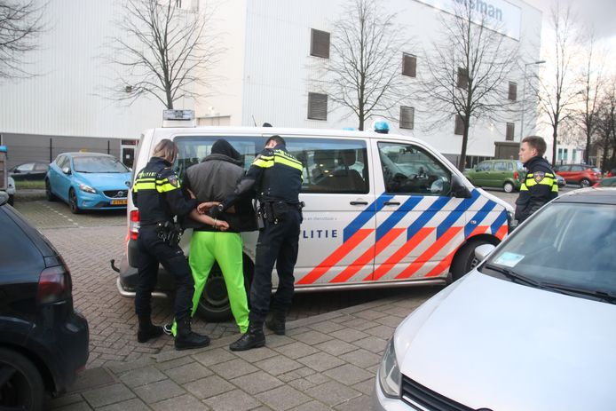 De automobilist uit Goudswaard is aangehouden, nadat hij zou hebben geprobeerd in te rijden op een brandweerman in Schiedam.