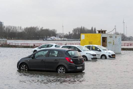 Geen enkele auto ging aan het drijven, maar het water kwam wel gevaarlijk hoog tot aan de bodemplaten van de voertuigen.