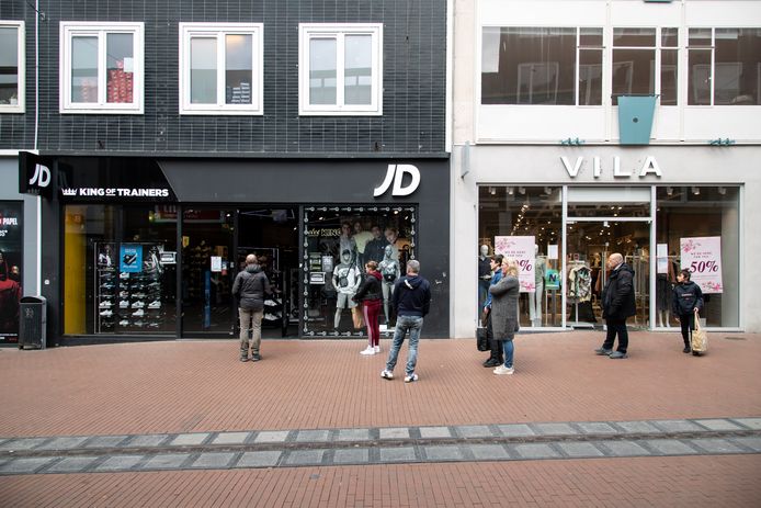 Bij de meeste winkels in de Nijmeegse binnenstad is er een deurbeleid, waardoor er minder mensen binnen zijn en er buiten een rij wachtende klanten kan ontstaan.