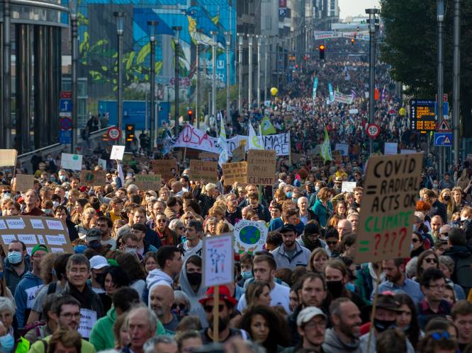 Tienduizenden klimaatbetogers trekken door hoofdstad: “Klimaatoplossingen te duur? Noodweer kost ons miljarden”
