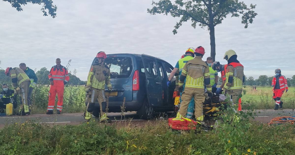 Brandweer bevrijdt inzittenden van auto na ernstig ongeluk in Haaren.