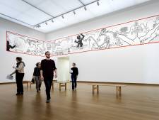 Hij hangt er weer: Keith Harings ‘vintage’ werk van 38 meter lang is voor even te zien, op 5 meter hoogte