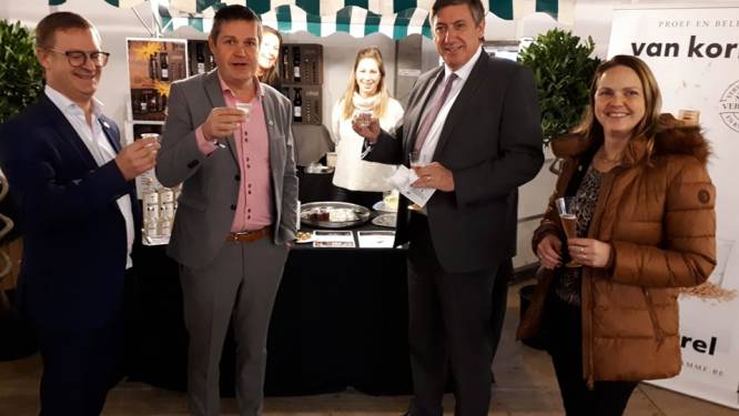 Winterjaarmarkt officieel gestart in aanwezigheid van ministers Jambon en Diependaele: “Prachtig dat hier nog vee wordt verkocht met handjeklap”