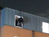 Agent slingert door raam tijdens arrestatie man in Rotterdam