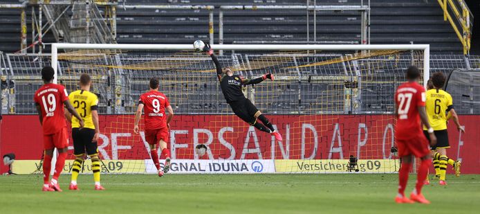 Burki kan net niet bij de perfecte lobbal van Kimmich vlak voor de pauze. De enige goal in ‘Der Klassiker’ waarin Bayern zich de veel betere ploeg toonde.