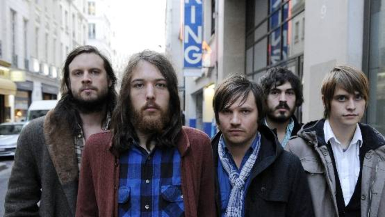 Fleet Foxes poseren in een straat in Parijs. (AFP) Beeld 