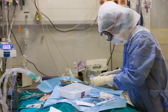 Een verpleger verzorgt een Covid-patiënt in een ziekenhuis in Griekenland.