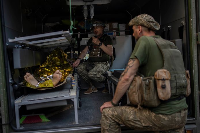 Een gewonde Oekraïense soldaat wordt geëvacueerd van het slagveld in de Donetsk-regio. (07/06/2022)