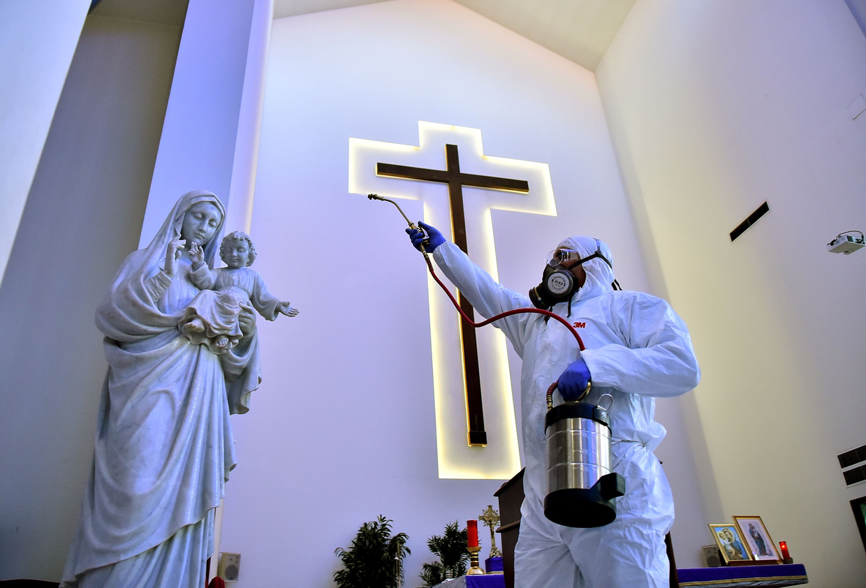 Een kerk in Beiroet wordt ontsmet in een poging de verspreiding van het nieuwe coronavirus in Libanon tegen te gaan. 