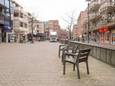 De Willem-Alexanderstraat in Nijverdal. Nu nog versteend, steriel en ongezellig, maar daar moet een ingrijpende herinrichting definitief verandering in brengen. Meer groen en enkele kunstwerken moeten zorgen voor een aantrekkelijke winkelstraat.