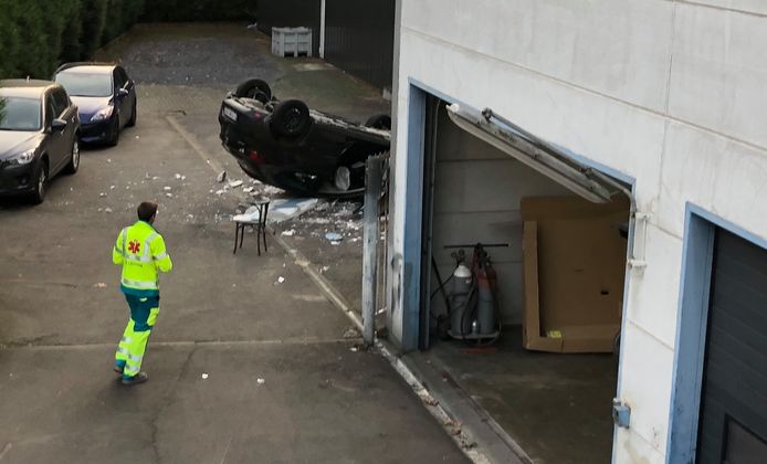 De garagist maakte een fout manoeuvre en belandde met de wagen een verdieping lager.