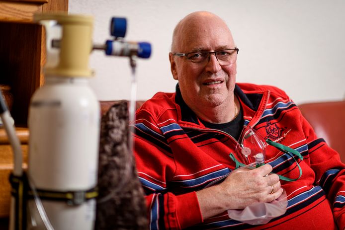 Henk van Veen draagt een neurostimulator vanwege clusterhoofdpijnen. De batterij is leeg, wat hem helse aanvallen bezorgd, en verwisseling is uitgesteld omdat ziekenhuis in Nijmegen vol loopt. Het is dramatisch voor Henk.