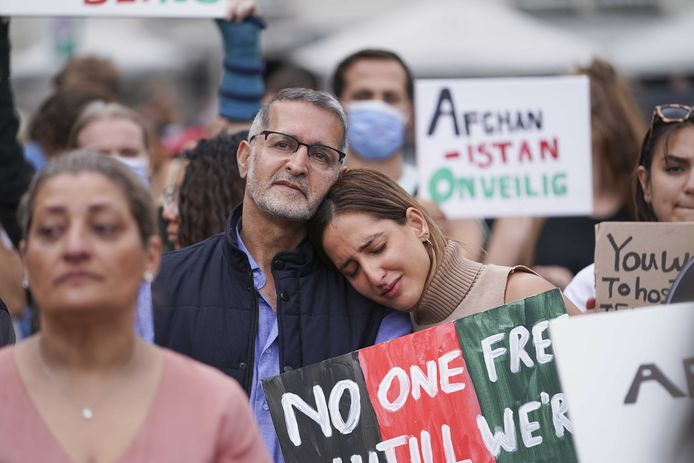 Demonstranten op de Dam tijdens de manifestatie ‘Elke Afghaan recht op een veilig bestaan’. (ANP/Jeroen Jumelet)