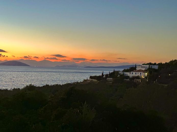 Zonsondergang bij de koninklijke vakantievilla in Griekenland.