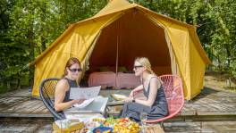 Kim en Paulien knutselen hun herinneringen bij elkaar