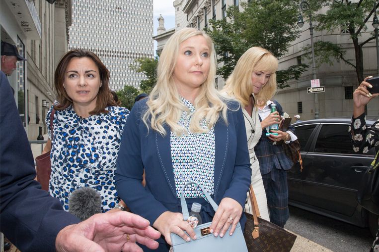 Archiefbeeld. Virginia Giuffre (midden) verlaat in 2019 de rechtszaal in New York. Beeld Photo News