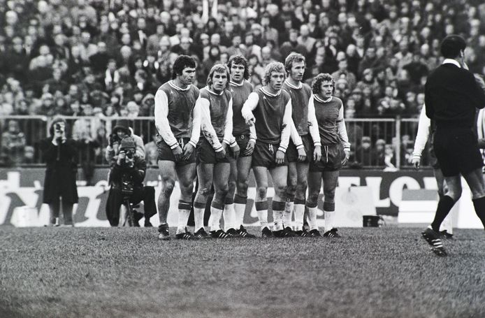 Willem van Hanegem, Jan Boskamp, Theo de Jong, Wim Rijsbergen, Joop van Daele en Wim Jansen vormen de Feyenoord-muur in de uitwedstrijd tegen FC Twente in 1974.