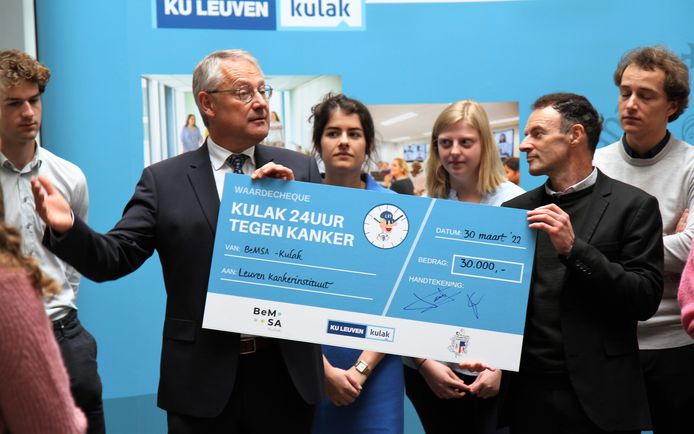 De bekendmaking van het bedrag woensdagochtend op de campus, met links aan de cheque Kulak-rector Piet Desmet en rechts aan de cheque professor Johan Swinnen