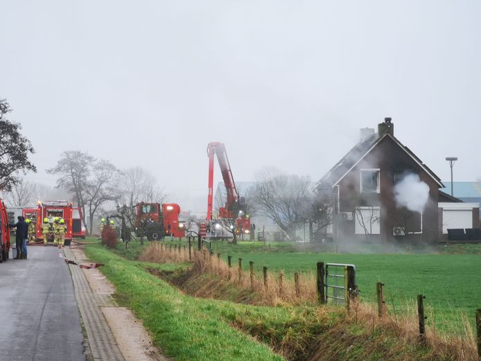 Hulpdiensten bij de brand in een woning aan de Roodwilligenstraat in Duiven.