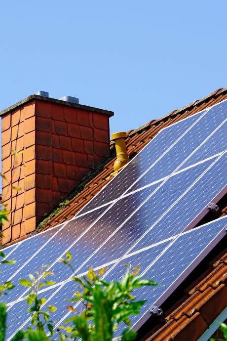 Extra geld vragen aan bezitters van zonnepanelen niet verboden, zegt toezichthouder