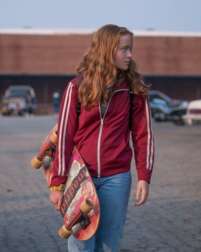 Sadie Sink nei panni di Max in Stranger Things con il famoso skateboard.