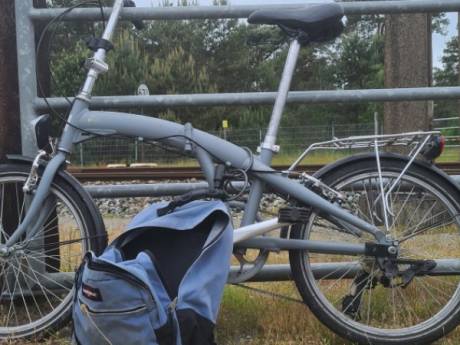 Man overlijdt bij aanrijding op spoor bij ’t Harde, maar wie is hij? Politie deelt foto’s van gevonden fiets 