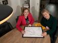 Renske Lenderink (links) en Andrea Kleinherenbrink zwaaien af bij Plaatselijk Belang Nieuw Heeten.